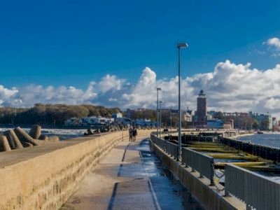 Falochron wschodni z widokiem na port